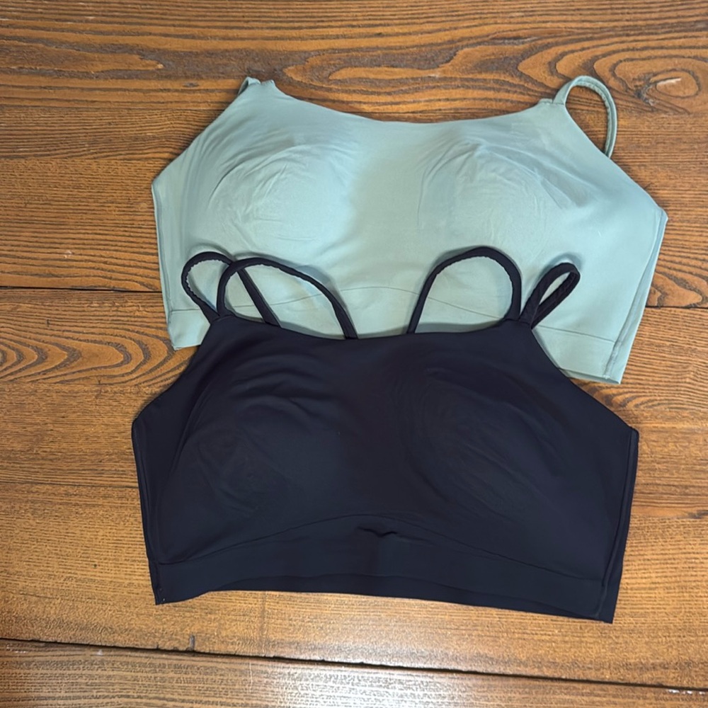 2 pair Soma bras